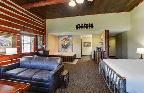 Columbia Hotel | Theme Suite w/Whirlpool, Living Area & Fireplace! Stoney Creek, Pool