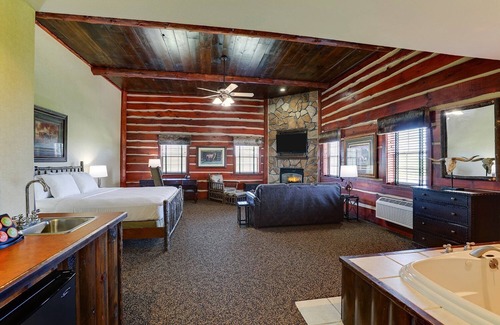 Columbia Hotel | Theme Suite w/Whirlpool, Living Area & Fireplace! Stoney Creek, Pool
