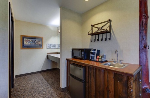 Columbia Hotel | Theme Suite w/Whirlpool, Living Area & Fireplace! Stoney Creek, Pool