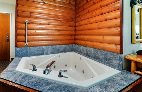 Peoria Hotel | Theme Suite with Whirlpool in Stoney Creek Peoria! Free Breakfast