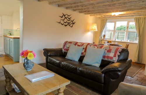 Knodishall Cottage | Thimble Cottage - sleeps 3 guests in 2 bedrooms