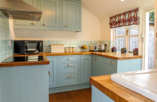 Knodishall Cottage | Thimble Cottage - sleeps 3 guests in 2 bedrooms