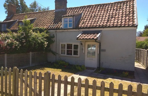 Knodishall Cottage | Thimble Cottage - sleeps 3 guests in 2 bedrooms