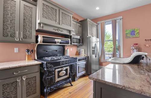 Washington House | Third Floor Bed w/private bath