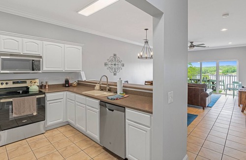 Jasper Condo | Third floor! Includes a private boat slip. Community pool!