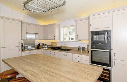 Honiton Ski Chalet | This boutique stylish lodge has one master double with en suite shower room.