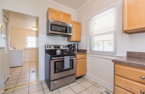 Lexington House | This bungalow is a 2 bedroom(s), 1 bathrooms, located in Lexington, KY.