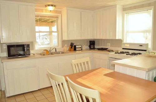 Eastward Look House | This house is a 6 bedroom(s), 2 bathrooms, located in Narragansett, RI.