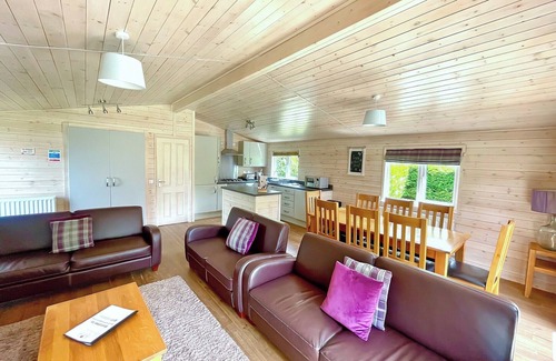 Alford Cabin | This Lodge is nestled in woodlands and comprises of two double rooms and two twin rooms.