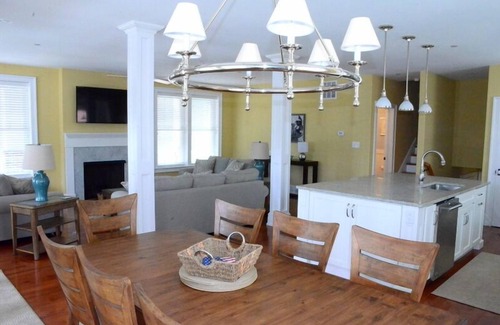 North End Condo | This unit consists of 5 beautifully furnished bedrooms, 3.5 bathrooms, a laundry room/pantry and stainless steel appliances.