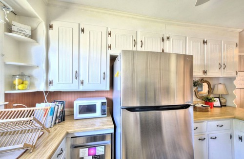 Greer House | This urban cottage is walkable to dining, shopping and more! Pet friendly