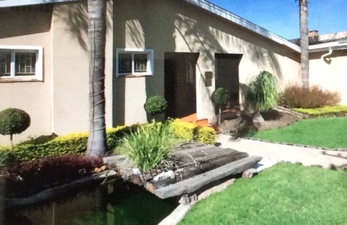 Paarl House | This warm, homely modern Guesthouse lies within the Paarl Wineland's