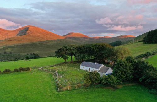 Newry House | Thistle Thatch Cottage and Hot Tub - Mourne Mountains