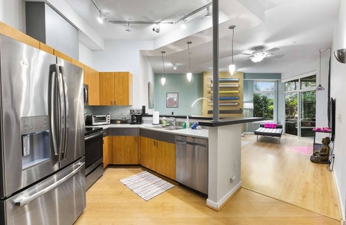 Moss Bay Apartment | Thoughtfully decorated 12' ceiling apartment nestled in the quiet section of Kirkland.