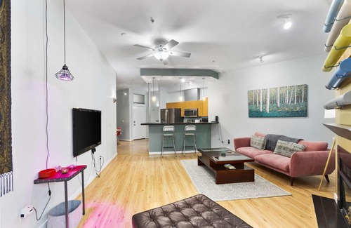 Moss Bay Apartment | Thoughtfully decorated 12' ceiling apartment nestled in the quiet section of Kirkland.