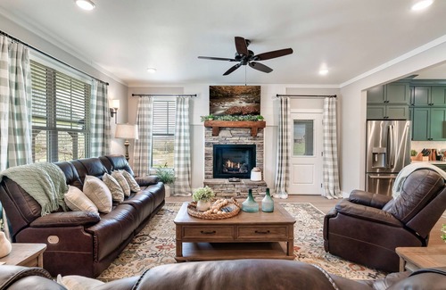 Sevierville House | Three king bedrooms with pool table and hot tub!