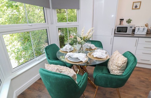 Peterborough Cottage | THREE, romantic in Peterborough