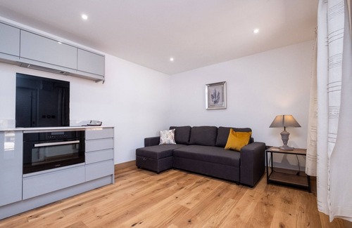 Pettistree Cottage | Three Tuns Apartments - Weeping Willow - sleeps 2 guests in 1 bedroom