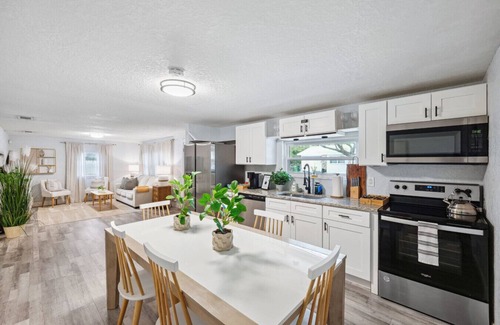 Zephyrhills House | Thrilling Skydive Haven: Modern, Cozy Retreat Near Tampa