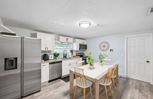 Zephyrhills House | Thrilling Skydive Haven: Modern, Cozy Retreat Near Tampa