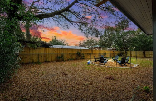 Zephyrhills House | Thrilling Skydive Haven: Modern, Cozy Retreat Near Tampa