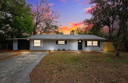 Zephyrhills House | Thrilling Skydive Haven: Modern, Cozy Retreat Near Tampa