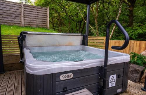 Ammanford Apartment | Thyme Lodge 2BR with Hot Tub and Sauna near Black Mountain