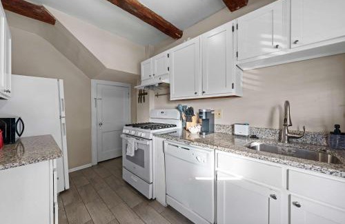 Clintonville House | Tibet Twins 1 Cozy Stay for 6