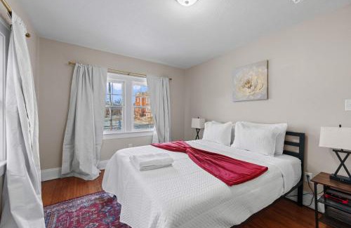 Clintonville House | Tibet Twins 1 Cozy Stay for 6