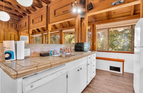 Yosemite West Cabin | Timber Lodge Yosemite Enveloped in Nature!