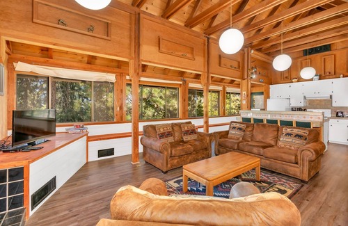 Yosemite West Cabin | Timber Lodge Yosemite Enveloped in Nature!
