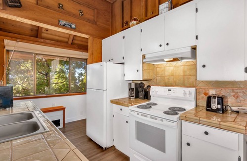 Yosemite West Cabin | Timber Lodge Yosemite Enveloped in Nature!