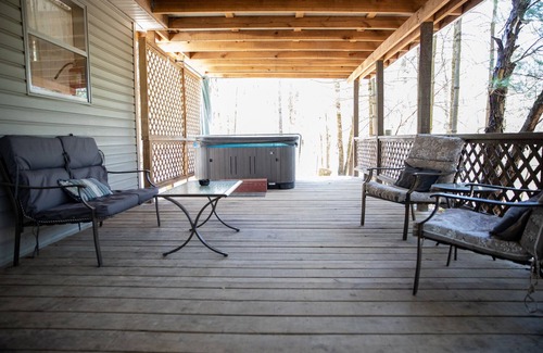 Old Washington Cottage | Timberline Cabins - Wildwood Cottage - Hot tub, Pets, Fireplace