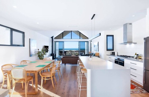 Middleton House | Timbers By The Sea, Beachfront Bliss with Fireplac