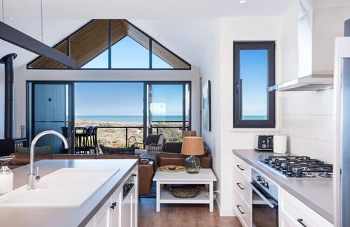 Middleton House | Timbers By The Sea, Beachfront Bliss with Fireplac