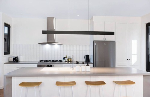 Middleton House | Timbers By The Sea, Beachfront Bliss with Fireplac