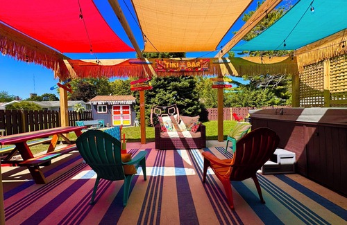 Normal House | Time Traveler - Hot Tub, firepit, grill, games, and fun!