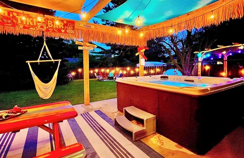 Normal House | Time Traveler - Hot Tub, firepit, grill, games, and fun!