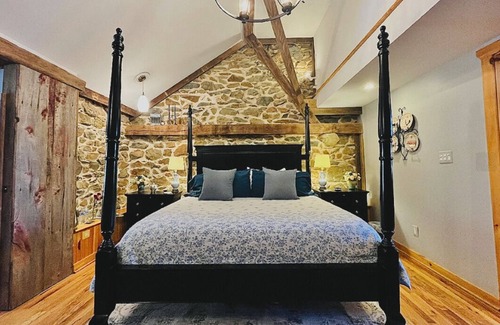 Blue Ridge Bed & Breakfast | Timeless Elegance in Restored Suite – King Bed & Private Spa Bath