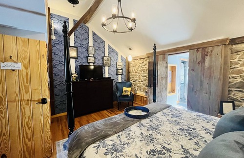 Blue Ridge Bed & Breakfast | Timeless Elegance in Restored Suite – King Bed & Private Spa Bath