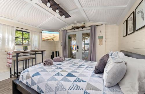 Fairvilla House | Tiny Cottage - 3 MI to Downtwn w Grill & Hammocks