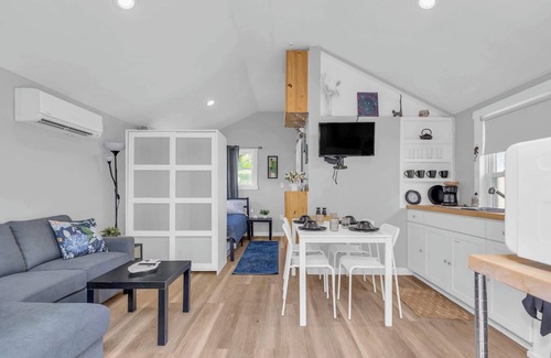 Drayton Apartment | Tiny Home near DT, Private and Quiet