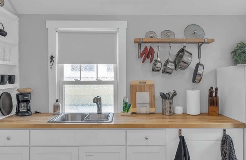 Drayton Apartment | Tiny Home near DT, Private and Quiet