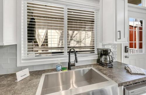 Owens Cross Roads House | Tiny Home near Green Mountain - Little Byrd House