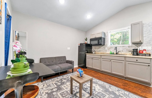 Lawrenceville Cabin | Tiny Home Retreat in Lawrenceville near Gas Sout Arena - Perfect for couples