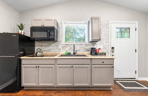 Lawrenceville Cabin | Tiny Home Retreat in Lawrenceville near Gas Sout Arena - Perfect for couples