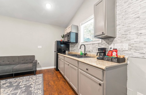 Lawrenceville Cabin | Tiny Home Retreat in Lawrenceville near Gas Sout Arena - Perfect for couples