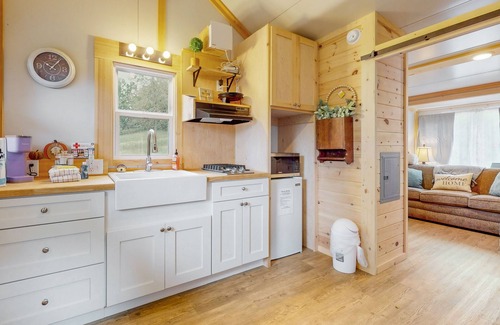 Maynardville Apartment | Tiny home studio with kitchenette, grill and front porch