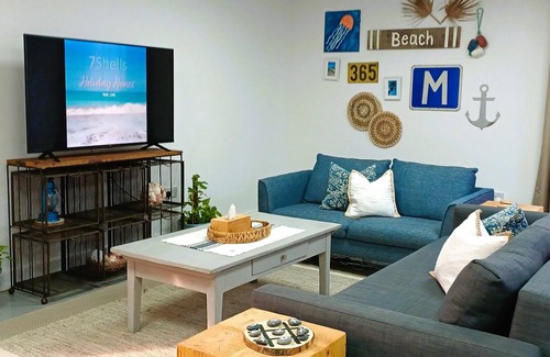 Al Jazirat Al Hamra Cottage | Tiny home w/ arcade game and private pool