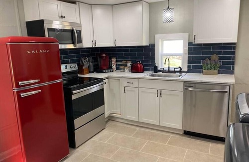 Mount Holly House | Tiny House w/1st Class Amenities- 12 Min to CLT